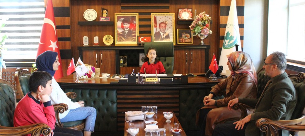 23 Nisan Ulusal Egemenlik ve Çocuk Bayramı kapsamında  Ağın'da Ortaokul Öğrencileri Belediye Başkanı Makamına oturdular.