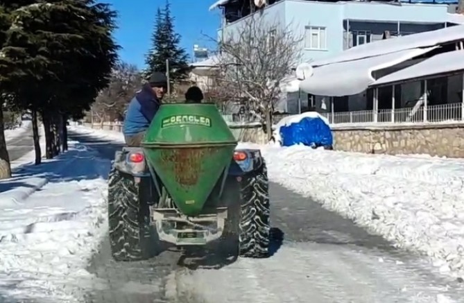 Ağın Belediyesi Gübre Serpme Makinesi ile yolları Tuzluyor