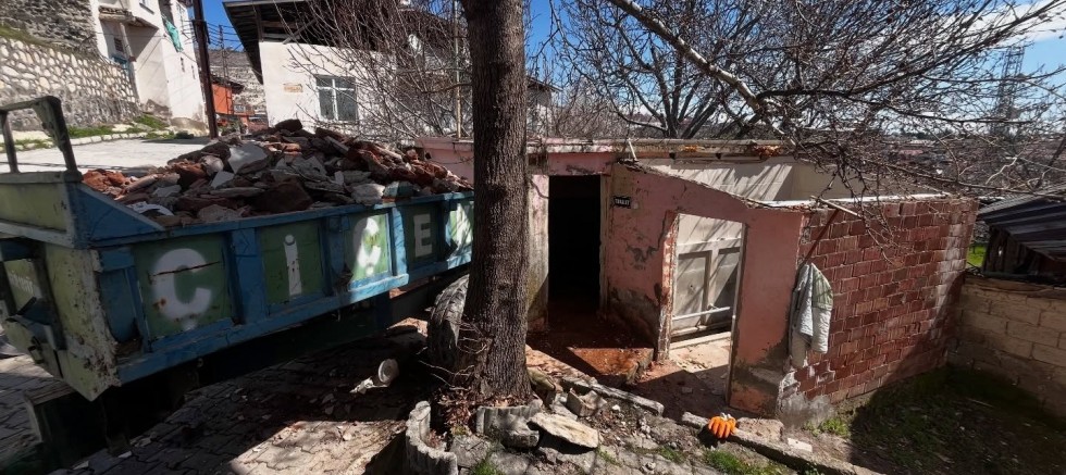 Ağın Belediyesi  Koçan Camisinde Çevre düzenlemesi yapıyor