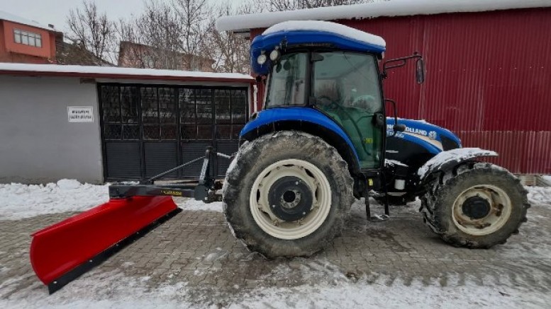 Ağın Belediyesi Traktöre uyumlu kar ve buz kazıyıcı envanterine kazandırdı