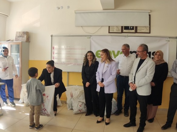 Ağın'da 100 Öğrenciye Mont Dağıtıldı