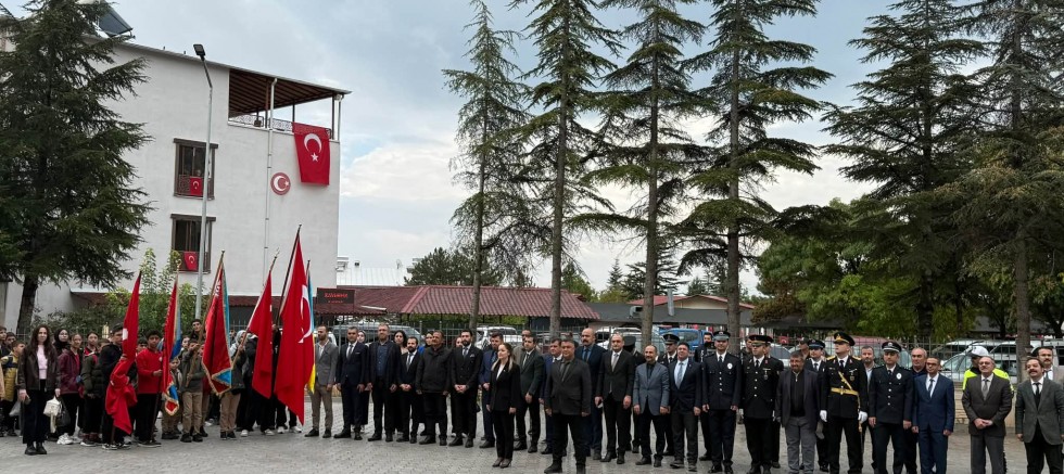 Ağın’da 29 Ekim Cumhuriyet Bayramının 103. yıl dönümü nedeniyle çelenk sunuldu