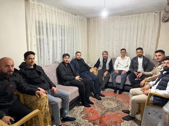 Ak Gençlik Keban'da Ev ziyaretlerinde bulundu