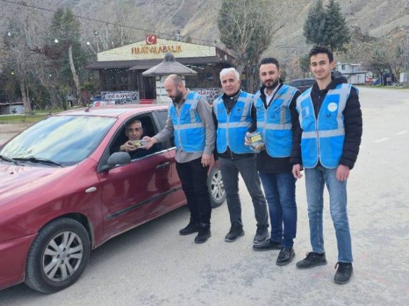 Ak Parti Keban'da İftara 5 Kala programı kapsamında iftarda yolculara Kumanya dağıttı