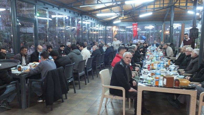 AK Parti Keban İlçe Başkanı Öner Tunç, Teşkilatı ve Muhtarlara İftar Yemeği Verdi