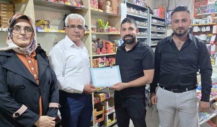 Ak Parti Keban İlçe Teşkilatı Üyelerine Teşekkür Belgesi  takdim etti