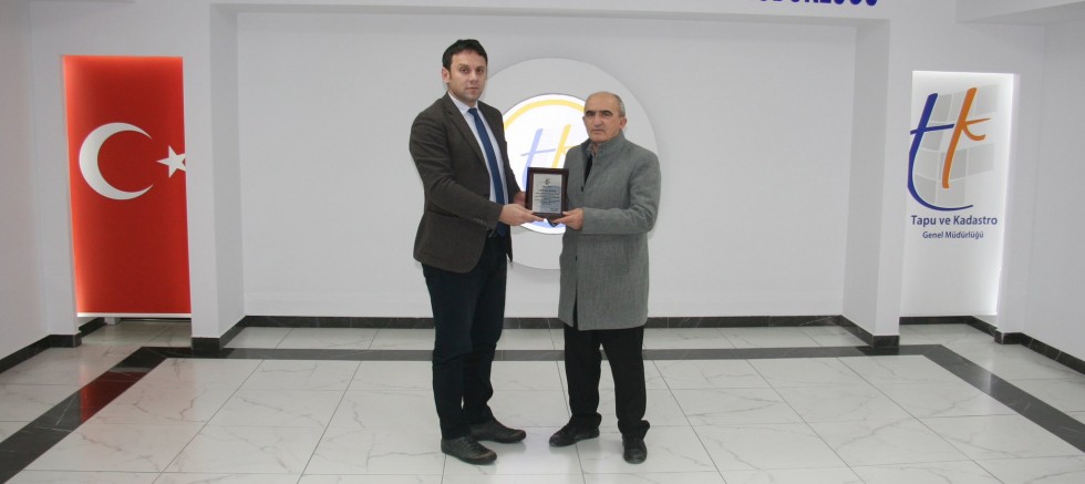 Emekli olan Keban Tapu Müdürüne  Bölge Müdürü Altınöz Plaket Takdim etti