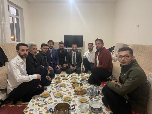 Keban Ak Parti Gençlik kolları Kucak ailesi ile gönül sofrasında iftar ettiler