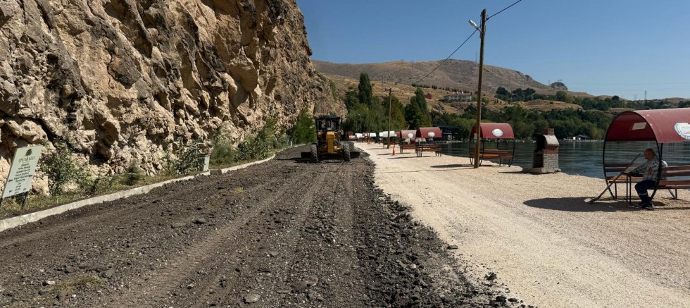 Keban Belediyesi Fırat Sahili’ne asfalt serimi yapıyor