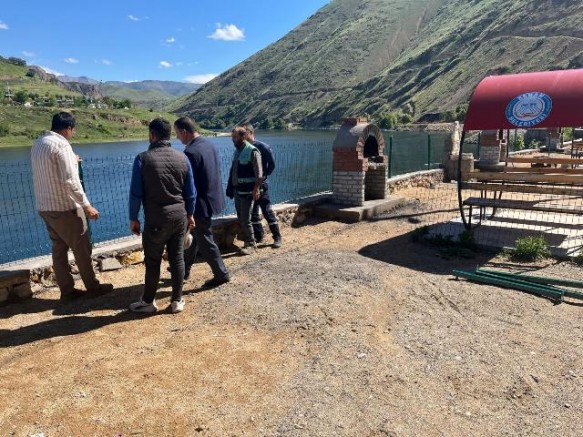 Keban Belediyesi Piknik alanını düzenliyor