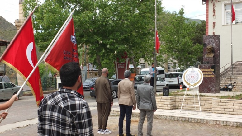Keban’da 19 Mayıs Gençlik ve Spor Bayramı haftası nedeniyle çelenk sunuldu