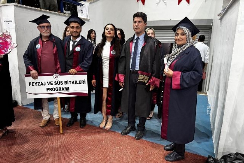 Keban'da 64 ve 79 yaşındaki iki öğrenci üniversiteden mezun oldu
