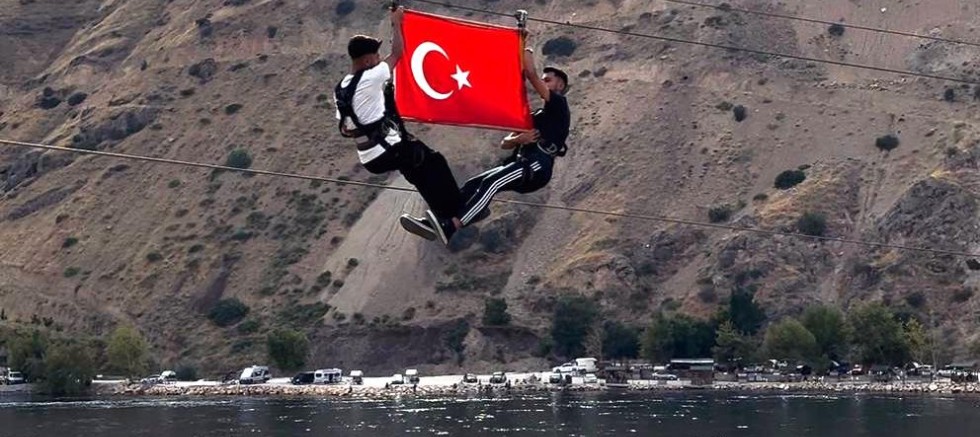 Keban'da Gençler 600 metrelik adrenalin dolu zipline hattında Bayrak'la Zafer Bayramını kutladılar