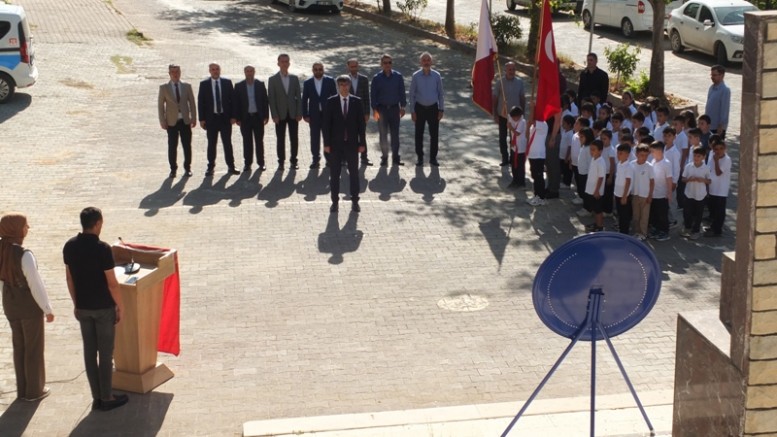 Keban'da İlköğretim haftası dolayısıyla Çelenk sunma töreni düzenlendi