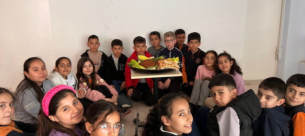 Keban'da öğrenciler Sera'ya ektikleri yeşilliklerle çigköfte partisi düzenlediler