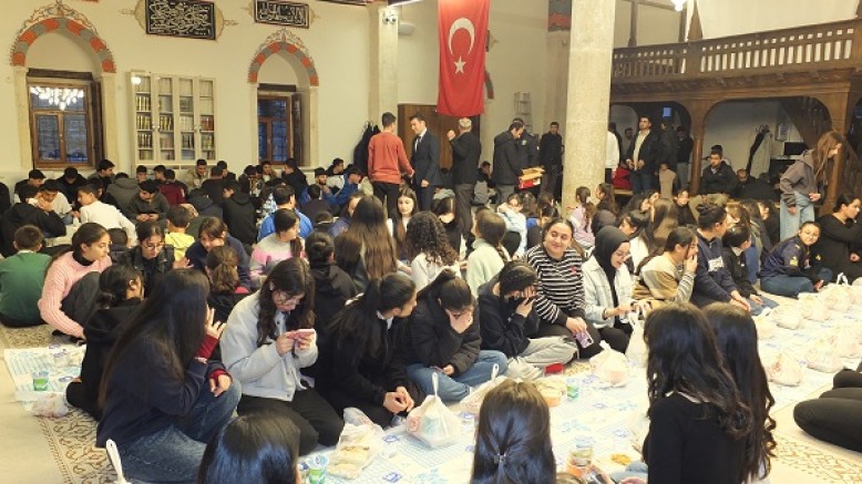 Keban'da Tarihi Yusuf Ziya Paşa Camii ve Külliyesi’nde 200 Öğrenci İftar Etti