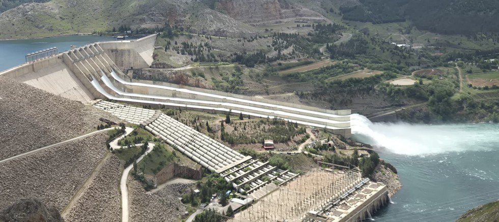 Keban HES Barajında 6 gündür Savaklardan su tahliyesi devam ediyor