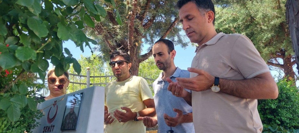 Keban İlçe Milli Eğitimi 15 Temmuz Şehidi Eyyüp Oğuz'u kabri başında andı