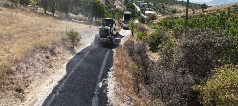 Keban'ın Gökbelen  köyü yolunda asfaltlama çalışması