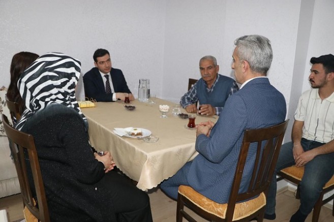 Keban Kaymakamı Atalık bir evde iftar yaptı