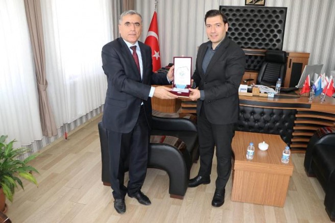 Keban Kaymakamı Atalık Müdür Kaya'ya Plaket verdi