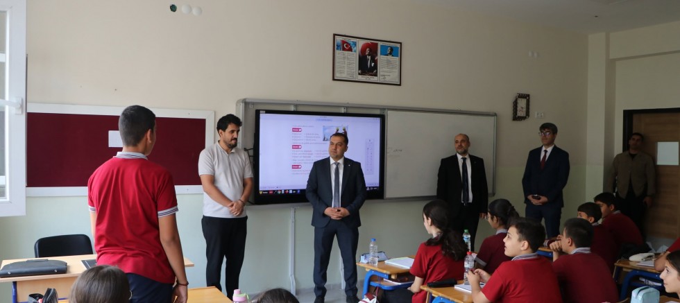 Keban Kaymakamı Onur Musa Coşkun Ortaokulunu inceledi