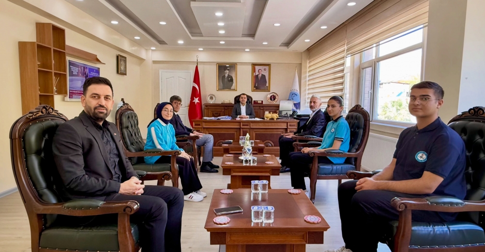 Keban Kaymakamı Onur Türkiye'yi temsilen Abu Dabi'de yarışacak 3 lise öğrencisi ile görüştü