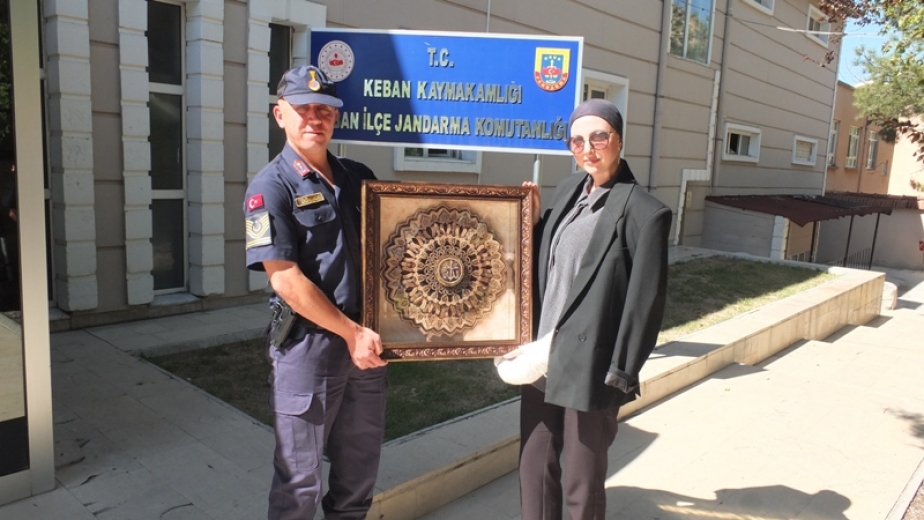 Savcı Cansın'ın Jandarma teşkilatının 187.kuruluş yıldönümünde Rölyef hediye etti