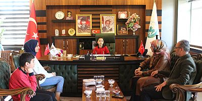 23 Nisan Ulusal Egemenlik ve Çocuk Bayramı kapsamında  Ağın'da Ortaokul Öğrencileri Belediye Başkanı Makamına oturdular.