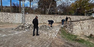 Ağın Belediyesi Şenpınar Mahallesinde Kilitli parke düzenlemesi yapıyor