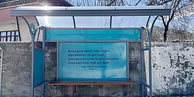 Ağın Belediyesi Türk Edebiyatı şairi Niyazi Yıldırım Gençosmanoğlu'nun şiirlerini duraklara işledi