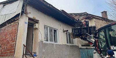 Ağın Belediyesi  vatandaşların Çatı oluklarını yenilendiriyor