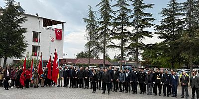 Ağın’da 29 Ekim Cumhuriyet Bayramının 103. yıl dönümü nedeniyle çelenk sunuldu