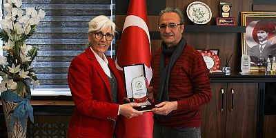 Ağın Kadınlar Kooperatifi Ağın Belediye  Başkanı Çakar'a Plaket verdi