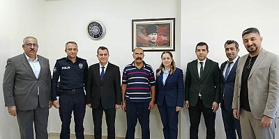 Ağın Kaymakamı Yılmaz, Teknoloji Sınıfı Yaptıran Hayırsever'e  Plaket Verdi