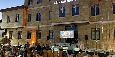 Ağın Kaymakamlığı Yeşilçam klasiği “Neşeli Günler” ile Açık Hava Sineması etkinliği düzenledi