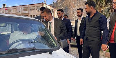 Ak Parti Keban'da İftara 5 Kala programı kapsamında iftarda yolculara Kumanya dağıttı