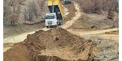 Baskil Karakaş (Zeve) Köyü'nde yürütülen stabilize yol çalışmaları devam ediyor 