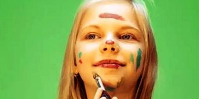 Çocuklarda makyaj tehlikesi: 7 yaşa indi