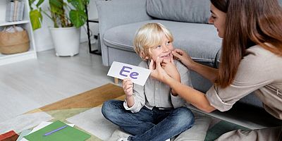 ERKEN FARKINDALIK ÇOCUKLARDA GEÇ KONUŞMAYI ENGELLER