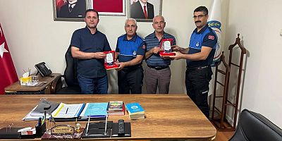 Keban Belediye Başkanı Doğan Zabıtalara Plaket verdi