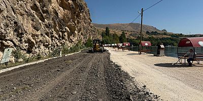 Keban Belediyesi Fırat Sahili’ne asfalt serimi yapıyor