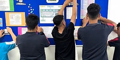 Keban Çok Programlı Anadolu Lisesi Bilişim ve internet kulübü Öğrencileri pano çalışması