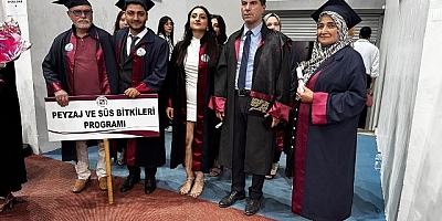 Keban'da 64 ve 79 yaşındaki iki öğrenci üniversiteden mezun oldu
