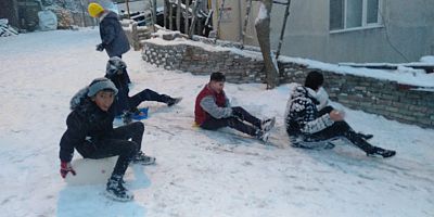 Keban'da Çocukların karda kayma keyfi