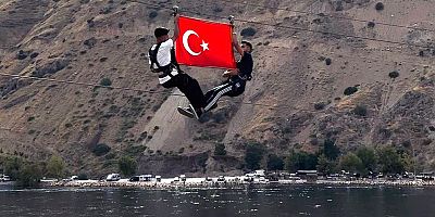 Keban'da Gençler 600 metrelik adrenalin dolu zipline hattında Bayrak'la Zafer Bayramını kutladılar