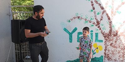 Keban'da Minik Eller Okul Duvarına Yeşil Vatan Ağacı yaptı