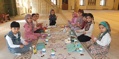 Keban'da  Minikler öğrenciler Cami Ziyaret edip Kuş Oruçlarını açtılar