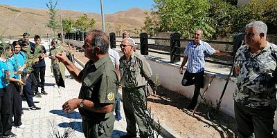 Keban'da Öğrenciler 'Yeşil Vatan-Benim Okulum Geleceğe Çare' kapsamında ağaç dikti