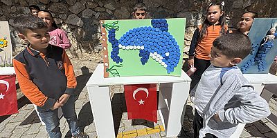 Keban'da öğrencilerin topladığı mavi kapaklar sanata dönüştü